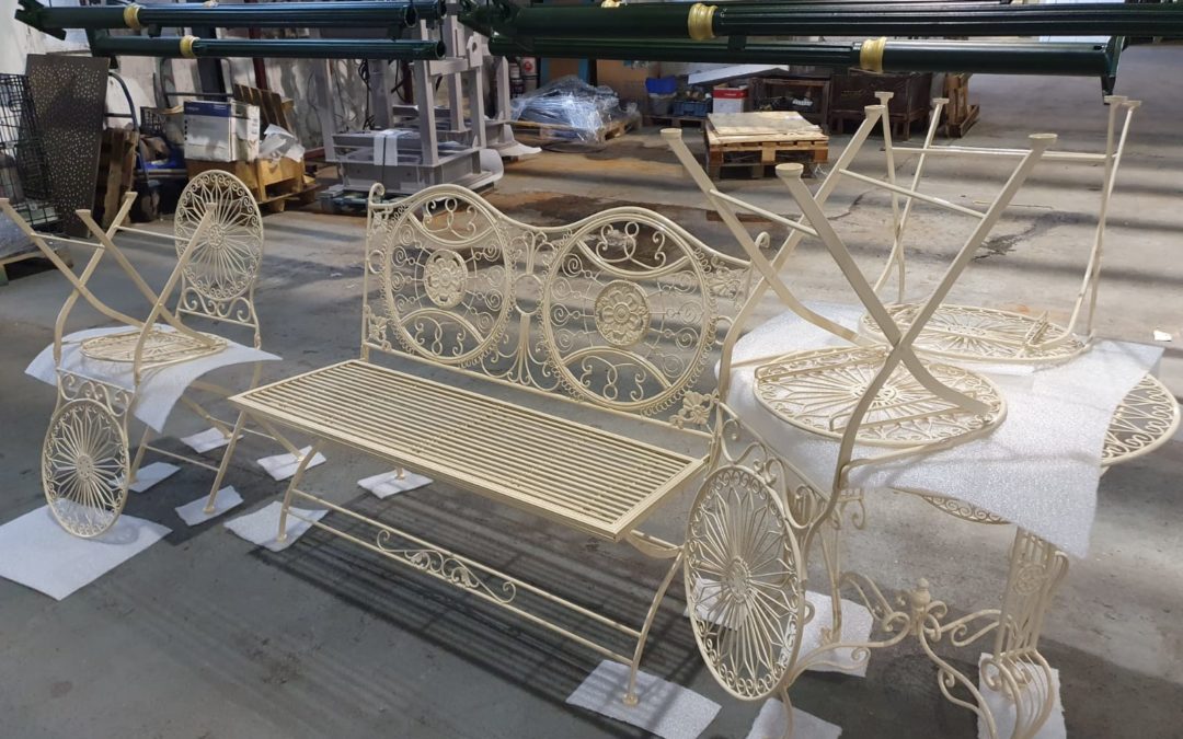 Décapage et mise en peinture d’un salon de jardin