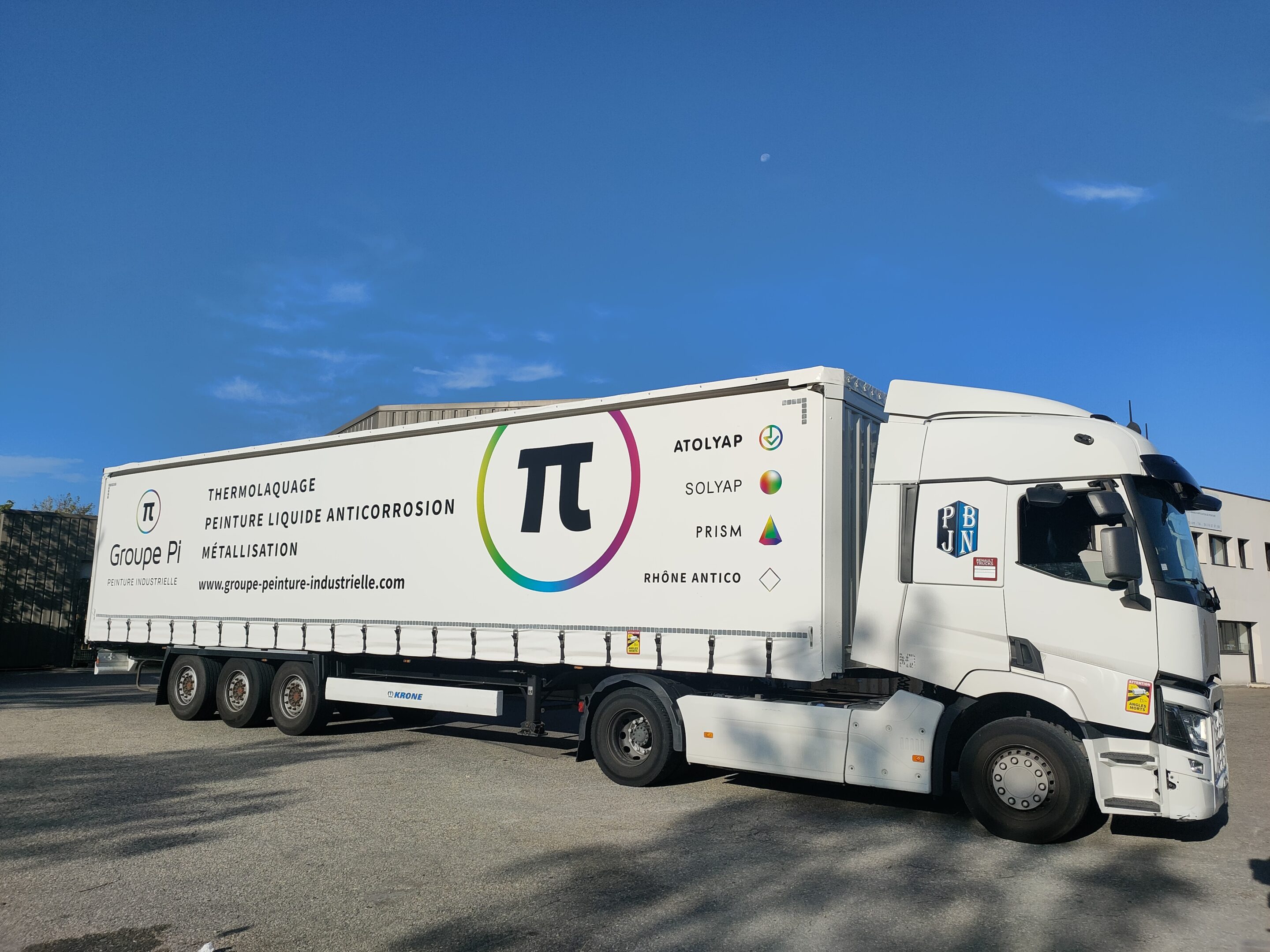 Un camion aux couleurs de Groupe PI