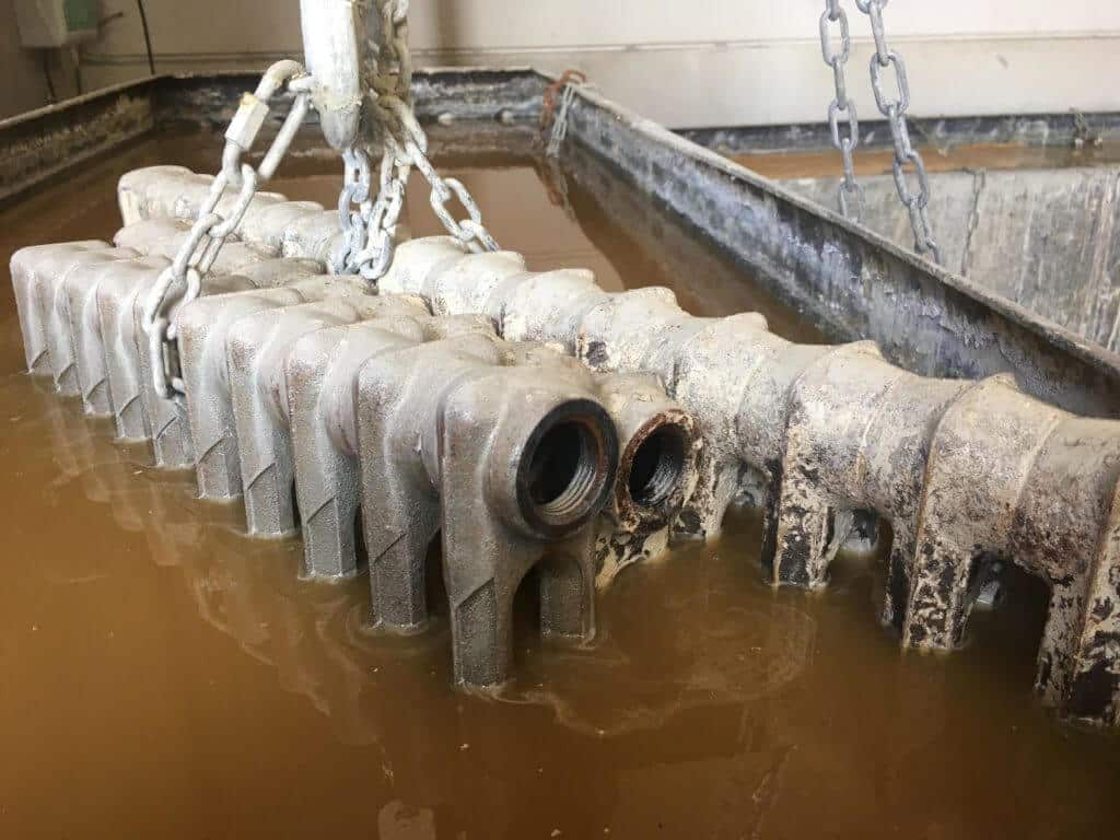 Décapage chimique de radiateurs par bain