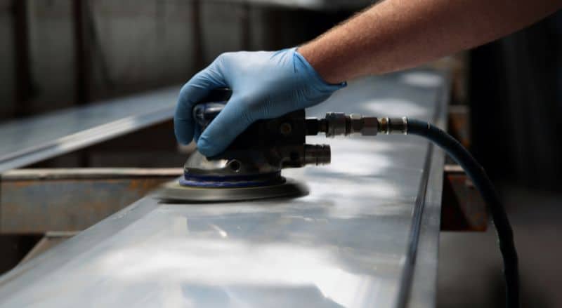 Décapage chimique de radiateurs par bain